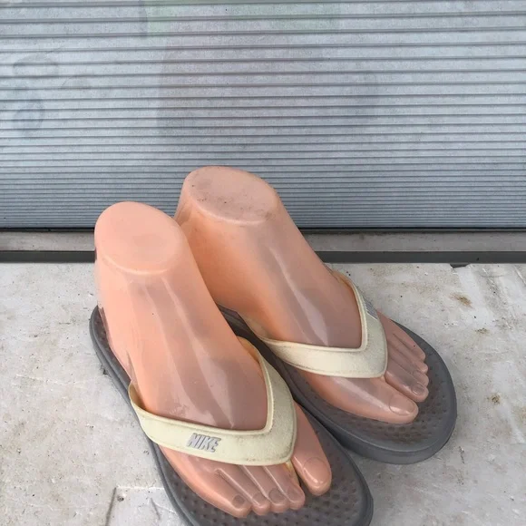 Nike Womens Cream and Gray Flip Flops sandals Size W6 - Picture 1 of 14
